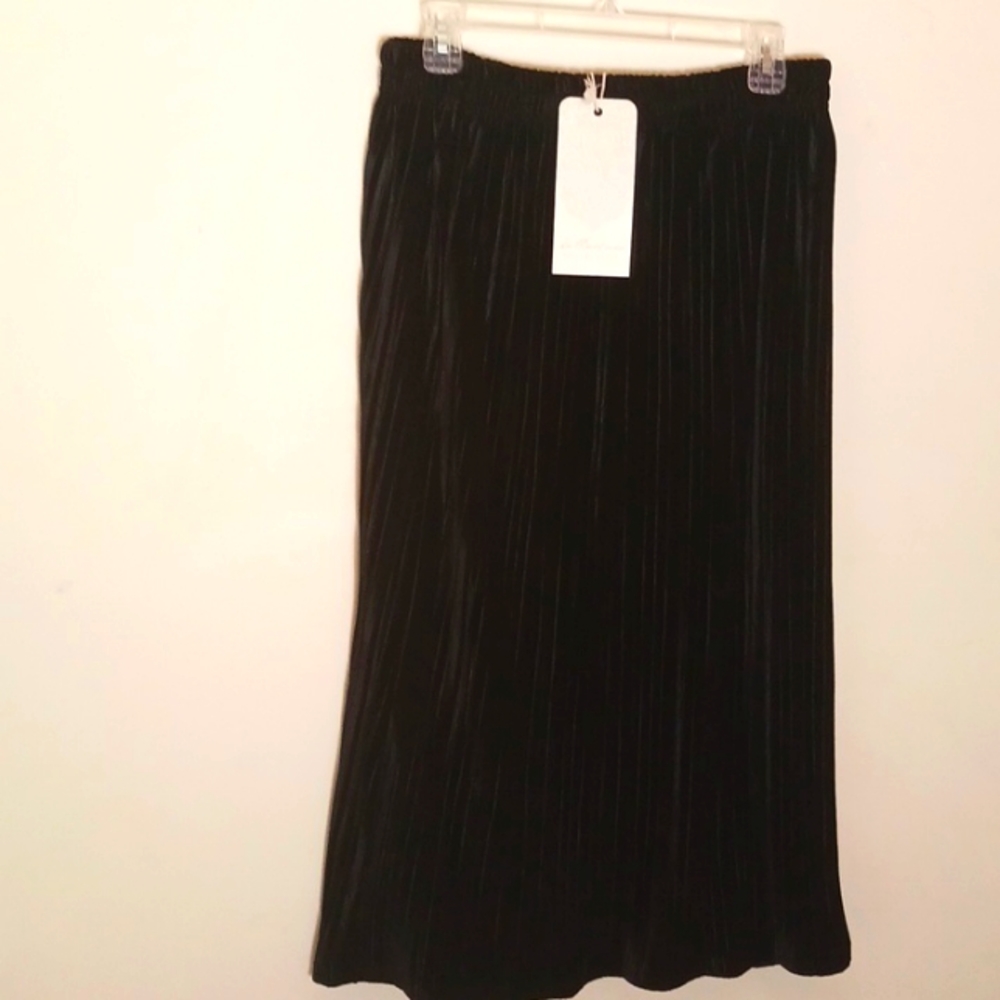 La Bellum Hillary Scott Black pleated Long Skirt Size Medium